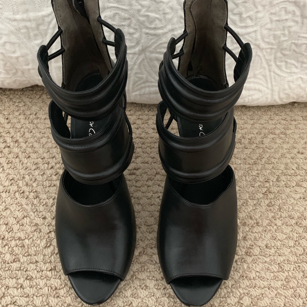 Kenneth Cole black leather pumps